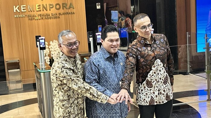 Menpora Erick Thohir secara resmi melantik Suyadi Pawiro sebagai Sekretaris Kementerian Pemuda dan Olahraga, sekaligus Teuku Arlan Perkasa Lukman sebagai Deputi bidang Pengembangan Industri Olahraga.