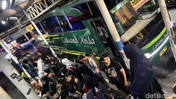 Kepadatan penumpang Terminal Purabaya. Kepadatan penumpang Terminal Purabaya.