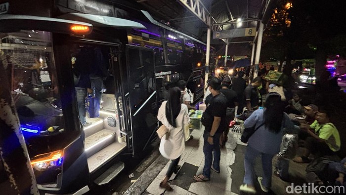 Kepadatan penumpang Terminal Purabaya.
