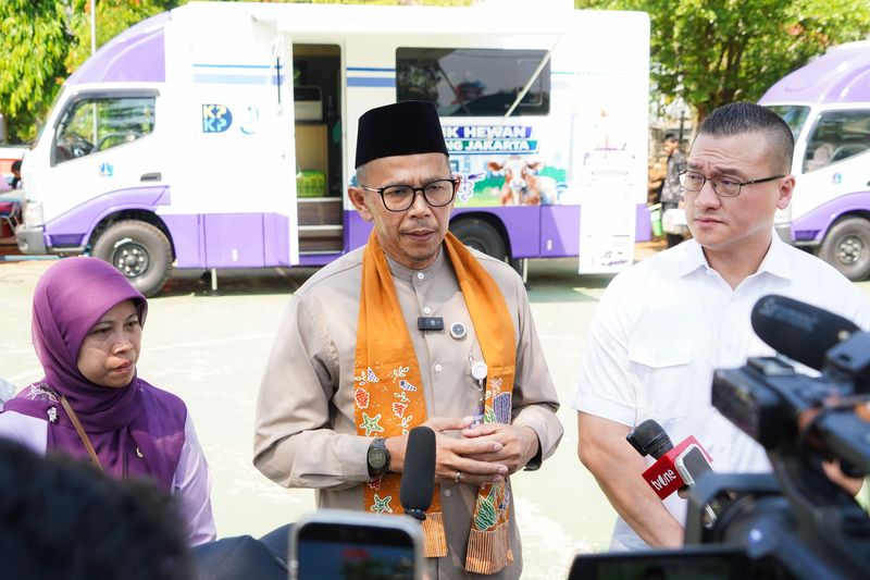 Kepala Dinas Ketahanan Pangan, Kelautan, dan Pertanian (KPKP) DKI Jakarta Dr. drh. Hasudungan A Sidabalok, M.Si dan Anggota DPRD DKI Jakarta Hardiyanto Kenneth Memberikan Penjelasan Kepada Awak Media Terkait Skema Pelayanan Mobil Kesehatan Hewan. Kepala Dinas Ketahanan Pangan, Kelautan, dan Pertanian (KPKP) DKI Jakarta Dr. drh. Hasudungan A Sidabalok, M.Si dan Anggota DPRD DKI Jakarta Hardiyanto Kenneth Memberikan Penjelasan Kepada Awak Media Terkait Skema Pelayanan Mobil Kesehatan Hewan.