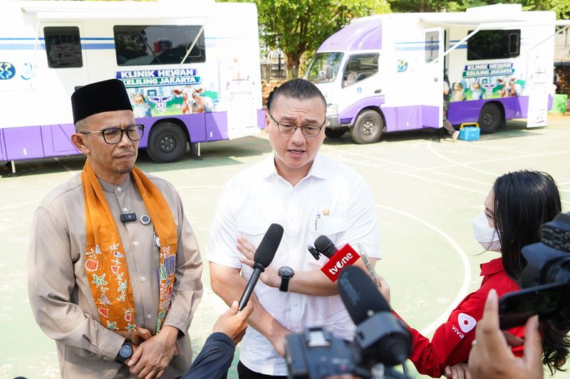 Kepala Dinas Ketahanan Pangan, Kelautan, dan Pertanian (KPKP) DKI Jakarta Dr. drh. Hasudungan A Sidabalok, M.Si dan Anggota DPRD DKI Jakarta Hardiyanto Kenneth Memberikan Penjelasan Kepada Awak Media Terkait Skema Pelayanan Mobil Kesehatan Hewan. Kepala Dinas Ketahanan Pangan, Kelautan, dan Pertanian (KPKP) DKI Jakarta Dr. drh. Hasudungan A Sidabalok, M.Si dan Anggota DPRD DKI Jakarta Hardiyanto Kenneth Memberikan Penjelasan Kepada Awak Media Terkait Skema Pelayanan Mobil Kesehatan Hewan.