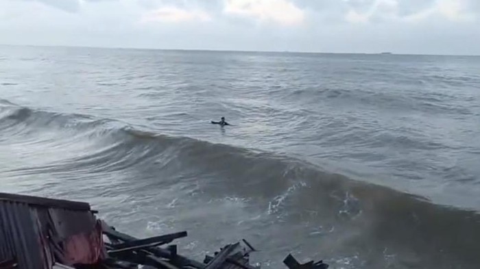 Kondisi gelombang air laut di pesisir Balikpapan usai kejadian rumah ambruk (dok Istimewa)