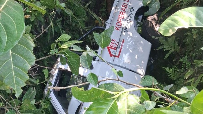 Kondisi mobil operasional Koperasi Merah Putih yang terguling di Jalan Raya Ajibarang-Bumiayu, tepatnya sekitar 200 meter di selatan Pertigaan Ciberung, Desa Ciberung, Kecamatan Ajibarang, Kabupaten Banyumas, Jumat (10/7/2026).