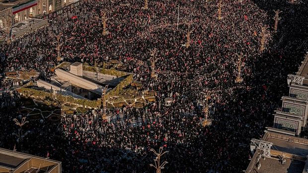 Lautan manusia di Mashhad, Iran, yang menjadi lokasi pemakaman mendiang Ali Khamenei pada Kamis (9/7) waktu setempat
