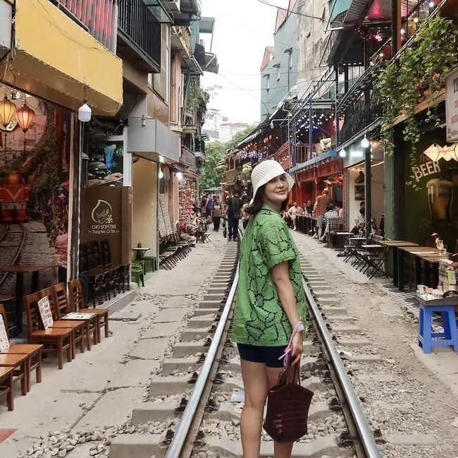 Hobi Kulineran, Luna Maya Mampir ke Train Cafe hingga Makan di Italia