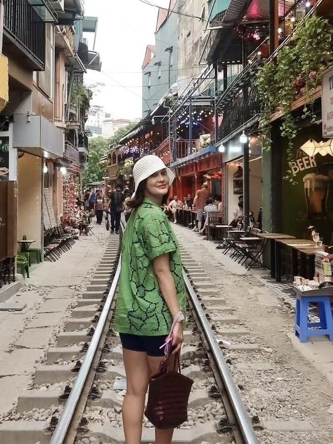 Hobi Kulineran, Luna Maya Mampir ke Train Cafe hingga Makan di Italia