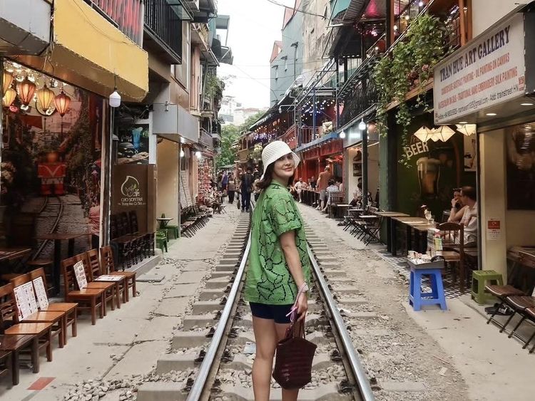 Hobi Kulineran, Luna Maya Mampir ke Train Cafe hingga Makan di Italia
