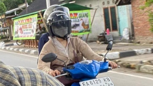 Foto almarhum Nadya Dwi Ramadhany saat mengendarai motornya saat masih hidup. (Foto : Lalu Anton Hariawan/detikBali).