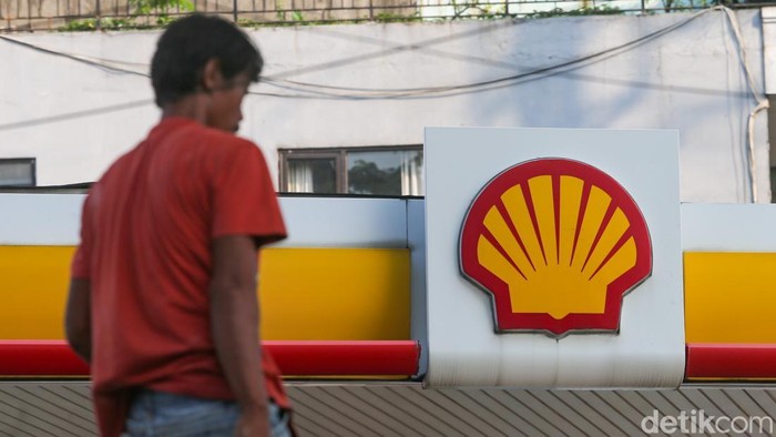 Suasana di salah satu SPBU Shell di kawasan Cilandak, Jakarta, pada Jumat (10/7/2026), tampak lebih lengang dibandingkan hari-hari biasanya. Hingga kini, jaringan SPBU Shell masih belum melayani penjualan BBM jenis bensin, termasuk produk Shell Super