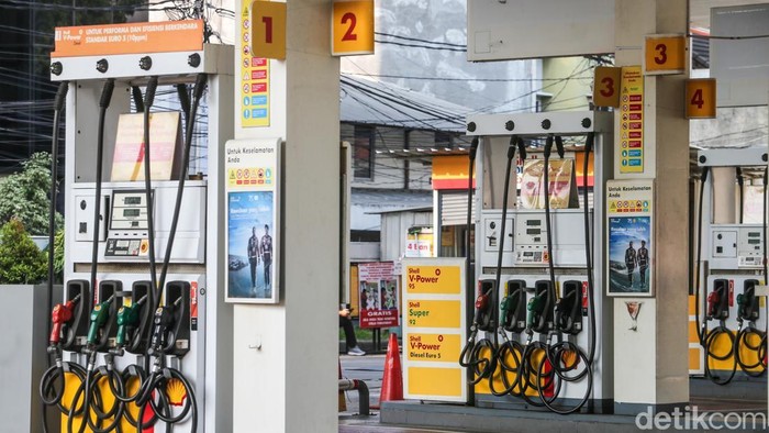 Suasana di salah satu SPBU Shell di kawasan Cilandak, Jakarta, pada Jumat (10/7/2026), tampak lebih lengang dibandingkan hari-hari biasanya. Hingga kini, jaringan SPBU Shell masih belum melayani penjualan BBM jenis bensin, termasuk produk Shell Super, Shell V-Power, dan Shell V-Power Nitro+.