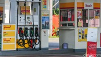 Di area pengisian, beberapa petugas SPBU tetap bersiaga melayani pelanggan yang membeli produk lain yang masih tersedia. Namun, tidak adanya penjualan BBM bensin membuat suasana di lokasi terasa jauh lebih sepi dibandingkan saat pasokan normal.