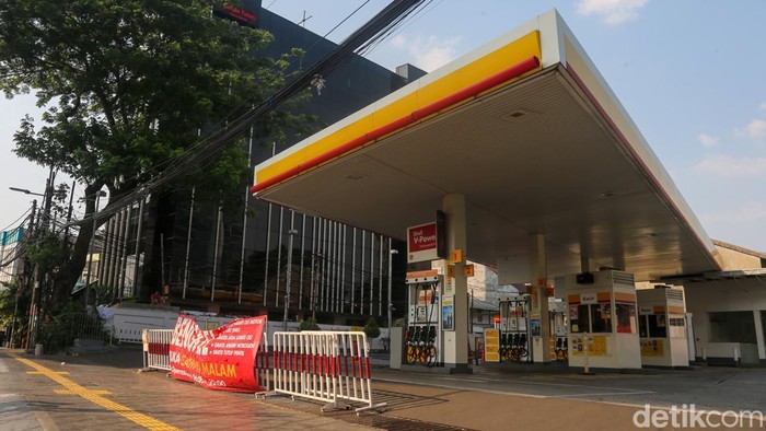 Suasana di salah satu SPBU Shell di kawasan Cilandak, Jakarta, pada Jumat (10/7/2026), tampak lebih lengang dibandingkan hari-hari biasanya. Hingga kini, jaringan SPBU Shell masih belum melayani penjualan BBM jenis bensin, termasuk produk Shell Super, Shell V-Power, dan Shell V-Power Nitro+.