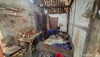 Pantauan detikJatim saat berkunjung ke rumah Mbah Sojo, atap rumah yang berada di dalam gang sempit itu berlubang-lubang.