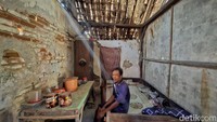 Di usia yang tak lagi muda, Mbah Sojo menjalani hidup seorang diri. Kedua anaknya telah berkeluarga dan tinggal bersama suami masing-masing. Sementara dirinya juga sudah lama berpisah dengan sang istri