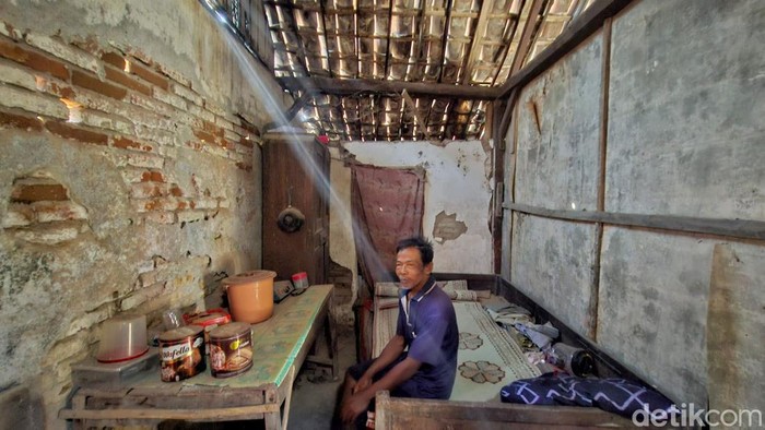 Mbah Sojo Hidup Sebatangkara dalam Rumah Beratap Bocor di Nganjuk