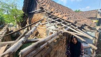 Rumah itu tidak memiliki dapur dan temboknya sudah pernah ambruk sehingga rawan bila terkena angin kencang.
