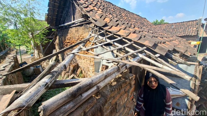 Mbah Sojo Hidup Sebatangkara dalam Rumah Beratap Bocor di Nganjuk
