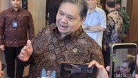 Airlangga Minta Peraturan Menkeu Bea Masuk 0% Bahan Baku Plastik Segera Terbit