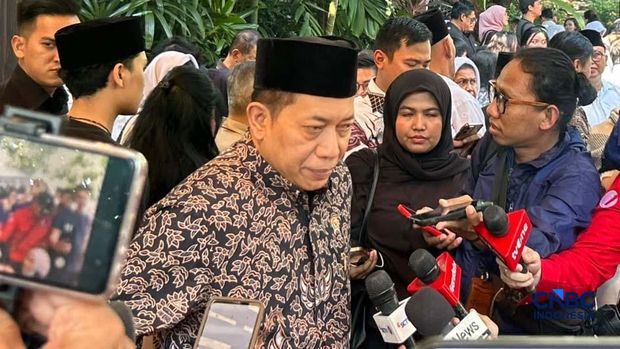 Menteri Koperasi, Ferry Juliantono saat tiba di kediaman Rachmat Gobel di kawasan Jalan Soepomo, Jakarta, Jumat (10/7/2026). (CNBC Indonesia/Elga Nurmutia)