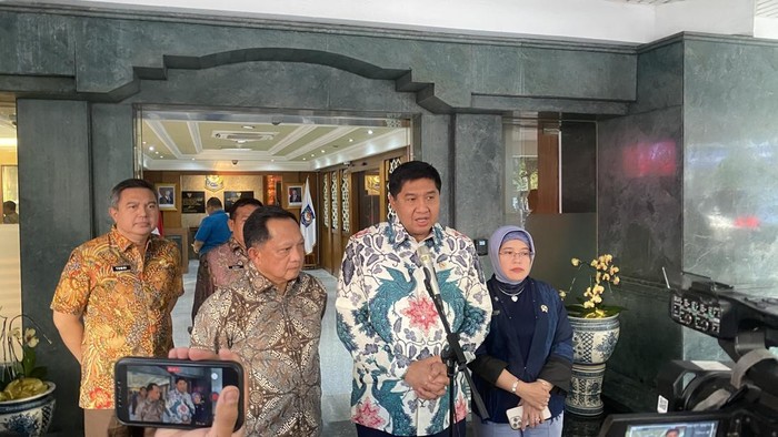 Menteri Perumahan dan Kawasan Permukiman (PKP) RI, Maruarar Sirait (Ara),  bersama dengan Menteri Dalam Negeri (Mendagri) Tito Karnavian, di Kantor Kementerian Dalam Negeri (Kemendagri).