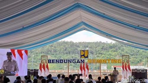 Menteri Pekerjaan Umum (PU), Dody Hanggodo saat melaporkan kondisi Bendungan Meninting sebelum diresmikan Presiden Prabowo, Jumat (10/7/2026). (Foto: Ahmad Viqi/detikBali).