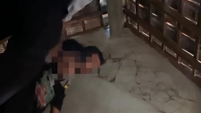 Momen CS (15) sembunyi di plafon rumah saat mau dibawa ke balai rehabilitasi anak di Magelang.