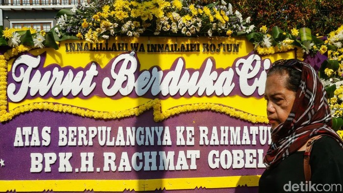 Keluarga mengiringi pemberangkatan jenazah Rachmat Gobel dari rumah duka di Jakarta, Jumat (10/7/2026). Prosesi diawali dengan upacara penyerahan jenazah dari keluarga kepada negara.