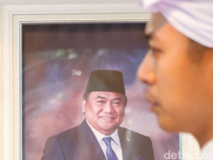 Foto Rachmat Gobel yang dipajang keluarga di rumah duka (Foto: Rifkianto Nugroho/detikFoto)
