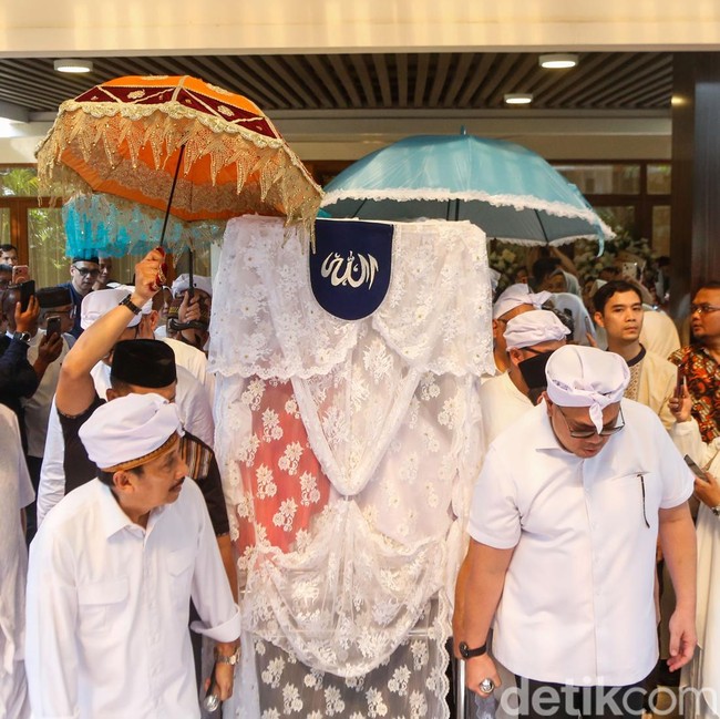 Momen Jenazah Rachmat Gobel Diberangkatkan Menuju TMP Kalibata
