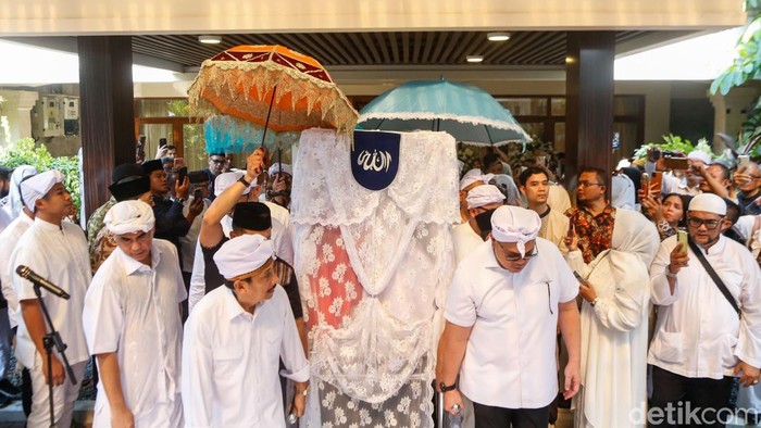 Keluarga mengiringi pemberangkatan jenazah Rachmat Gobel dari rumah duka di Jakarta, Jumat (10/7/2026). Prosesi diawali dengan upacara penyerahan jenazah dari keluarga kepada negara.