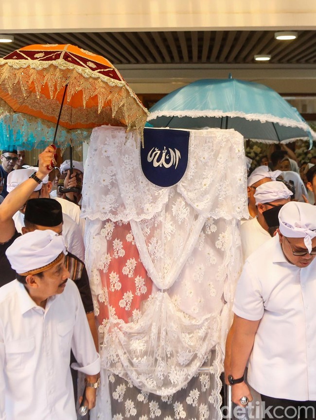 Momen Jenazah Rachmat Gobel Diberangkatkan Menuju TMP Kalibata