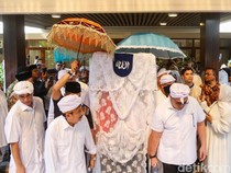 Momen Jenazah Rachmat Gobel Diberangkatkan Menuju TMP Kalibata