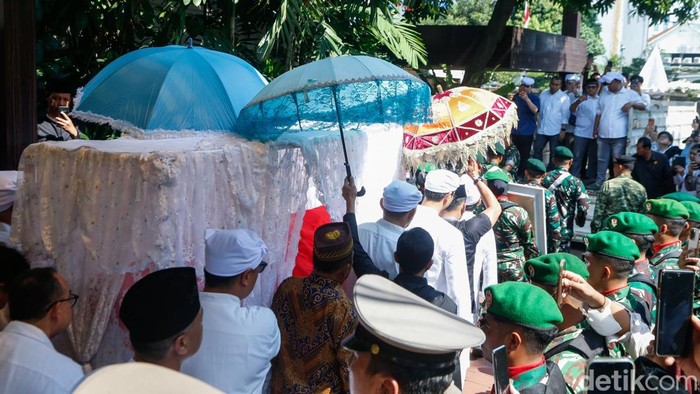 Keluarga mengiringi pemberangkatan jenazah Rachmat Gobel dari rumah duka di Jakarta, Jumat (10/7/2026). Prosesi diawali dengan upacara penyerahan jenazah dari keluarga kepada negara.