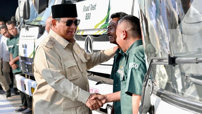 Momen Prabowo dialog dengan sopir truk (Cahyo - Biro Pers, Media, dan Informasi Sekretariat Presiden)