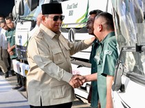 Momen Prabowo Dialog dengan Sopir Truk Saat Tinjau B50 di KM 57 Cikampek