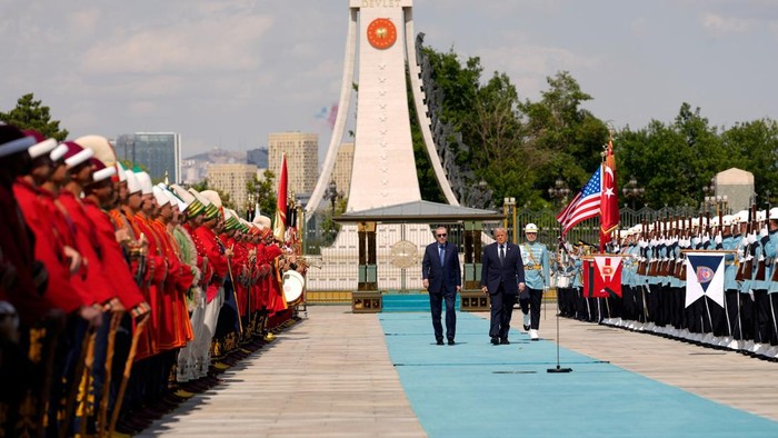  Momen Trump dan Erdogan berjalan berdampingan di atas karpet biru (via REUTERS/Emrah Gurel)