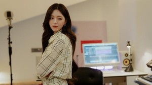 Dalam proyek bareng aktor bernama Lee Chan (diperankan Cha Woo Min), Yoon Cho-i dipuji karena punya chemistry yang klop. Keduanya akhirnya cinlok. (Foto: dok. tvN)