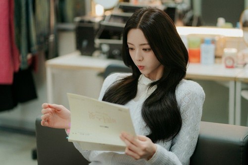 Penampilan Yuna ITZY di drama Korea terbaru tvN 2026 My Bias, My Boss.