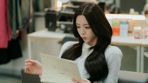 Dalam drama Korea My Bias, My Boss, Yuna ITZY akan memerankan Yoon Cho-i. Dia merupakan seorang artis pendatang baru yang lagi naik daun, dikenal karena kecantikan dan aura bintangnya. (Foto: dok. tvN)