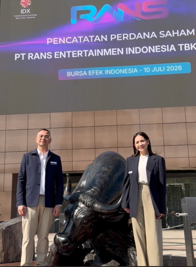 Nagita Slavina tampil dengan gaya smart casual yang rapi dan elegan saat menghadiri momen pencatatan perdana saham RANS Entertainment di Bursa Efek Indonesia. Ia tampil serasi dengan suaminya, Raffi Ahmad yang kenakan busana senada. Foto: Instagram/@raffinagita1717