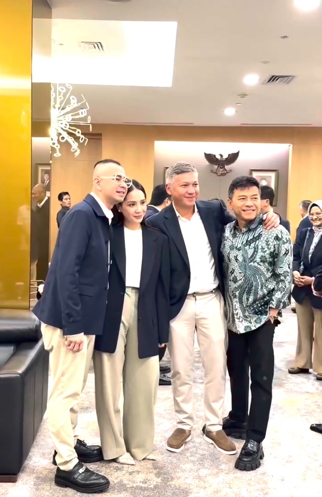 Nagita mengenakan blazer oversized berwarna hitam dengan potongan longgar yang memberikan kesan profesional sekaligus modern. Blazer tersebut dipadukan dengan atasan putih polos berleher bulat dan celana panjang high waist berwarna krem. Foto: Instagram/@raffinagita1717