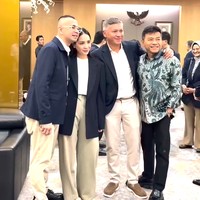 Nagita mengenakan blazer oversized berwarna hitam dengan potongan longgar yang memberikan kesan profesional sekaligus modern. Blazer tersebut dipadukan dengan atasan putih polos berleher bulat dan celana panjang high waist berwarna krem. Foto: Instagram/@raffinagita1717