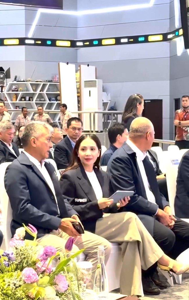 Jika diperhatikan, blazer hitam yang dikenakan Nagita itu memiliki patch bordir RANS di bagian dada sebelah kanan. Foto: Instagram/@raffinagita1717