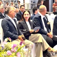 Jika diperhatikan, blazer hitam yang dikenakan Nagita itu memiliki patch bordir RANS di bagian dada sebelah kanan. Foto: Instagram/@raffinagita1717