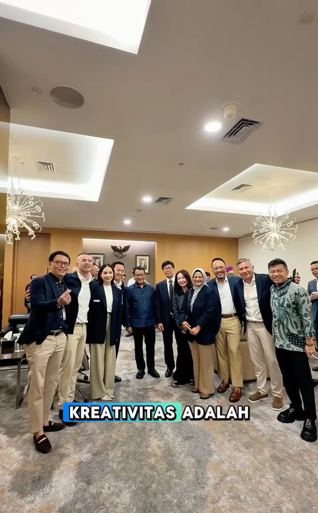 Nagita juga berpose bersama rekan-rekannya yang turut hadir. Terlihat Gading Marten dan Anang Hermansyah yang ikut berpose bersama. Foto: Instagram/@raffinagita1717