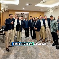 Nagita juga berpose bersama rekan-rekannya yang turut hadir. Terlihat Gading Marten dan Anang Hermansyah yang ikut berpose bersama. Foto: Instagram/@raffinagita1717