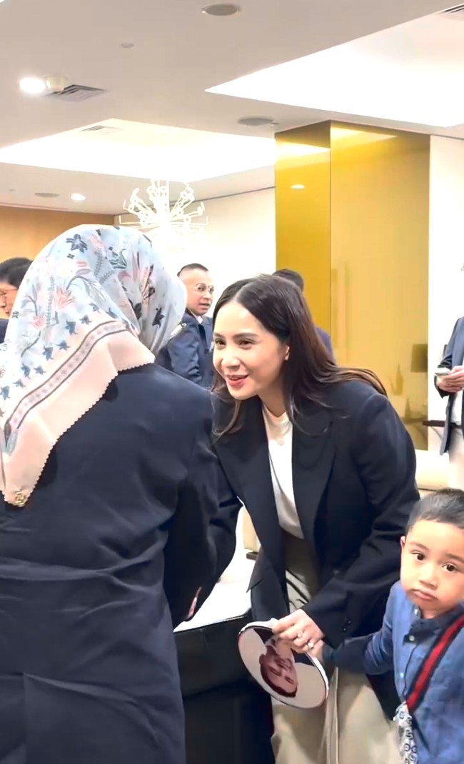 Tampil casual, penampilan Nagita curi atensi dan turut banjir pujian. Keren ibu CEO, tulis salah satu komentar. Mama gigi keren bgt!!!!!! Aaakk, komentar lainnya. Foto: Instagram/@raffinagita1717