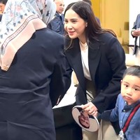 Tampil casual, penampilan Nagita curi atensi dan turut banjir pujian. Keren ibu CEO, tulis salah satu komentar. Mama gigi keren bgt!!!!!! Aaakk, komentar lainnya. Foto: Instagram/@raffinagita1717