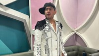 Gaya Nassar saat mengisi acara ajang pencarian bakat. (Foto: dok Instagram kingnassar88)