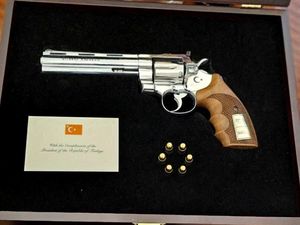 Video Intip Hadiah KTT NATO Turki Isinya Revolver Langka
